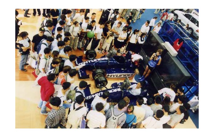 2001 Motor Show On-site coverage37